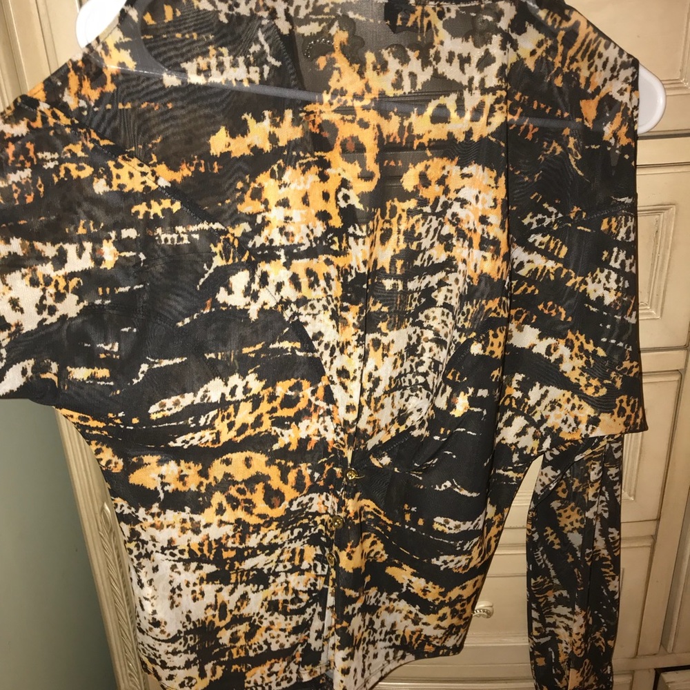 Beautiful BEBE shirt - Picture 2 of 4